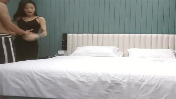 重金约炮偷拍实录：骨感贫乳御姐全程诱惑侍奉